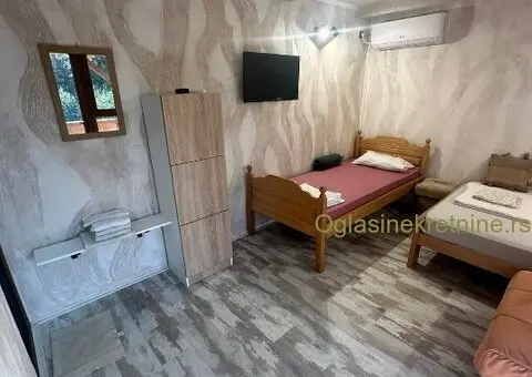 Lepa nova brvnara u Vrdniku se izdaje na dan ili vise - 5/10