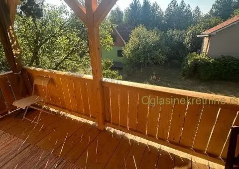 Lepa nova brvnara u Vrdniku se izdaje na dan ili vise - 8/10