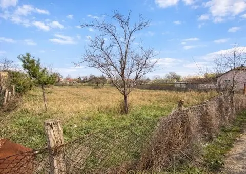 Plac na ulazu u Ravno Selo – retka prilika