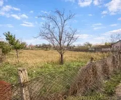 Plac na ulazu u Ravno Selo – retka prilika