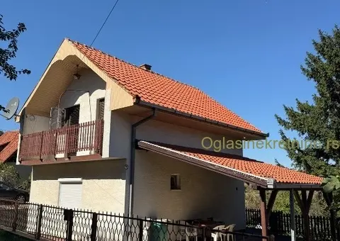 Porodična kuća sa velikim placem i kompletnom infrastrukturom - 1/8