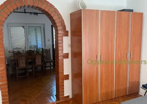 Porodična kuća sa velikim placem i kompletnom infrastrukturom - 5/8