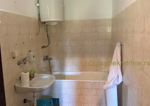 Porodična kuća sa velikim placem i kompletnom infrastrukturom - 6/8