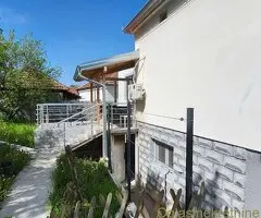 Sredjena kuca 200m2 sa visokim zidovima i potpuno privatnoscu-4km od Soko Banje-Resnik
