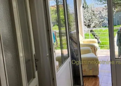 Sredjena kuca 200m2 sa visokim zidovima i potpuno privatnoscu-4km od Soko Banje-Resnik - 7/15